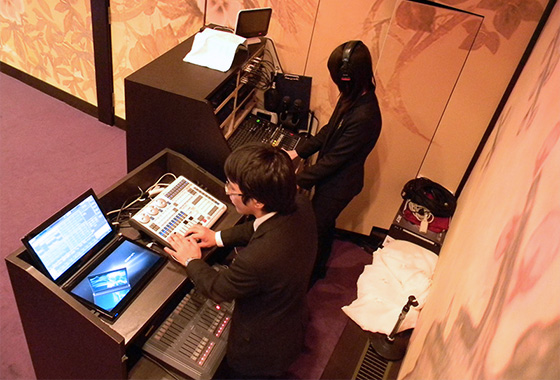 演出機器を操作しているスタッフの写真
